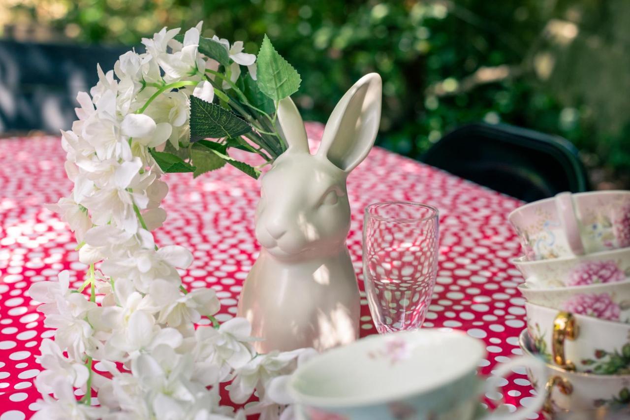 The Wonderland Townhouse - Alice In Wonderland 7Bdr Home บาธ ภายนอก รูปภาพ